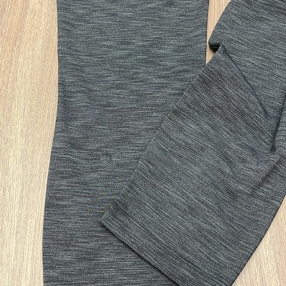 Lululemon On The Fly Pant 26" in Heathered Black Size 2 - Picture 5 of 7